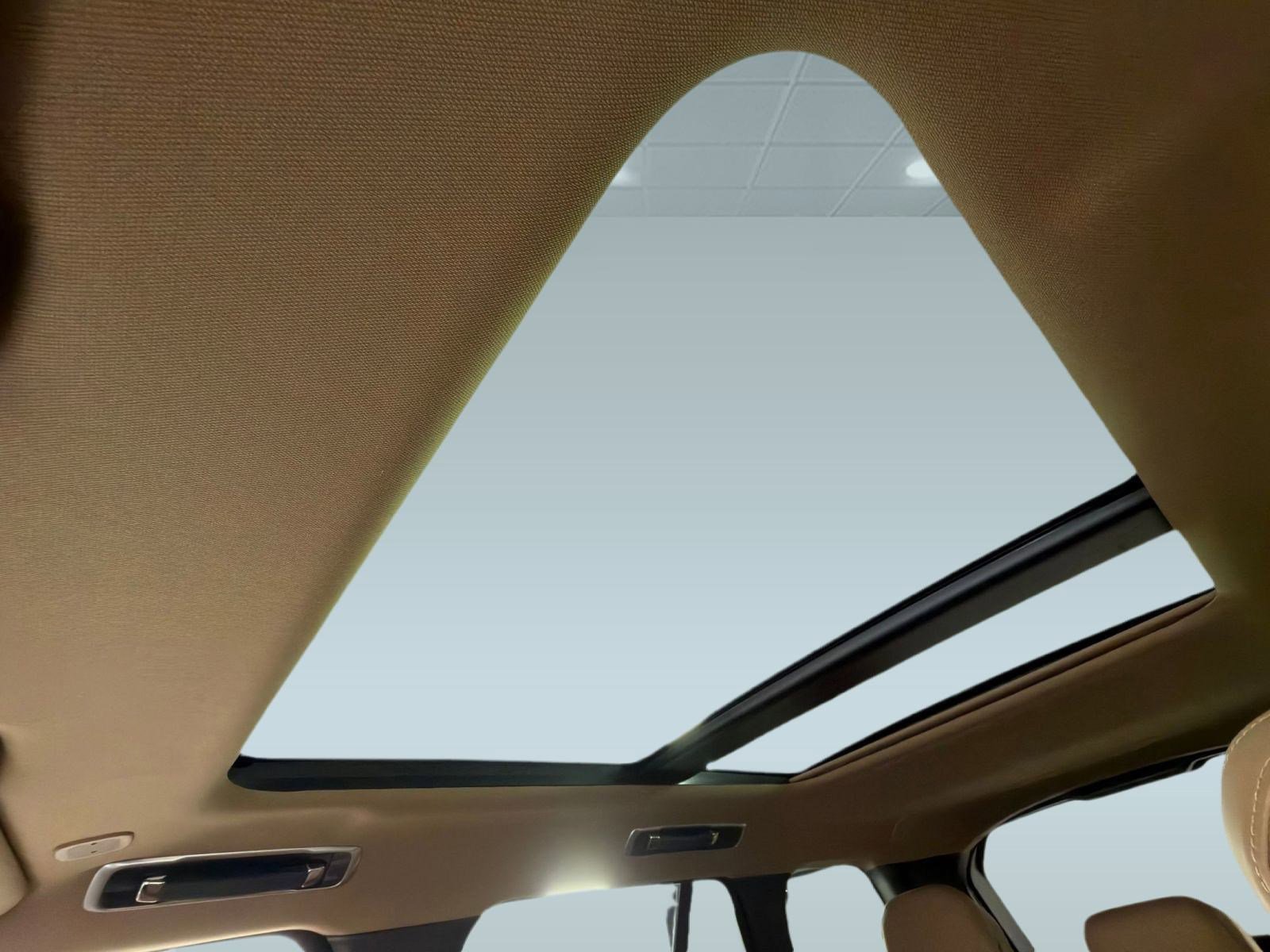 Used 2023 Land Rover Range Rover SE image 13