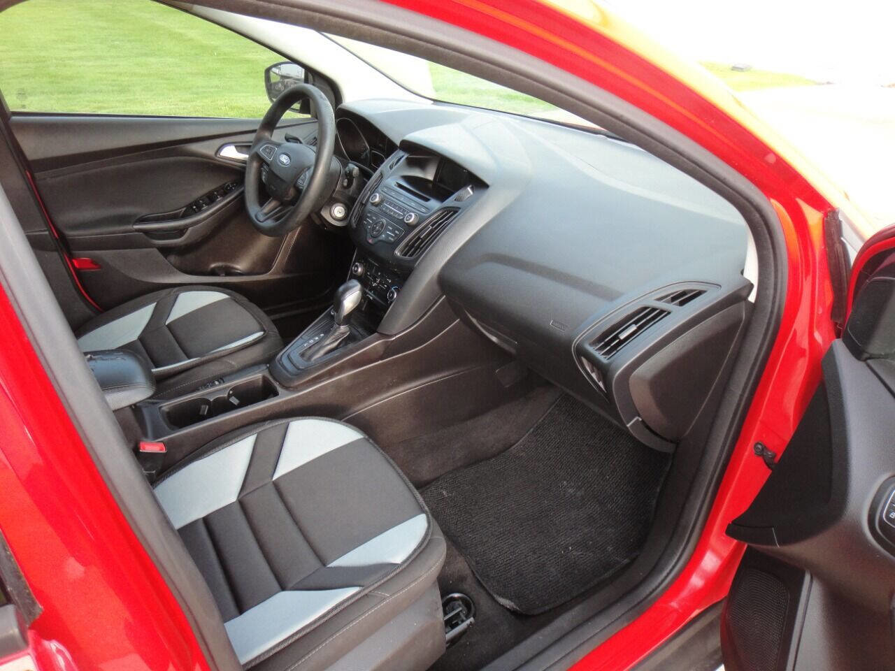 Used 2017 Ford Focus SE image 10