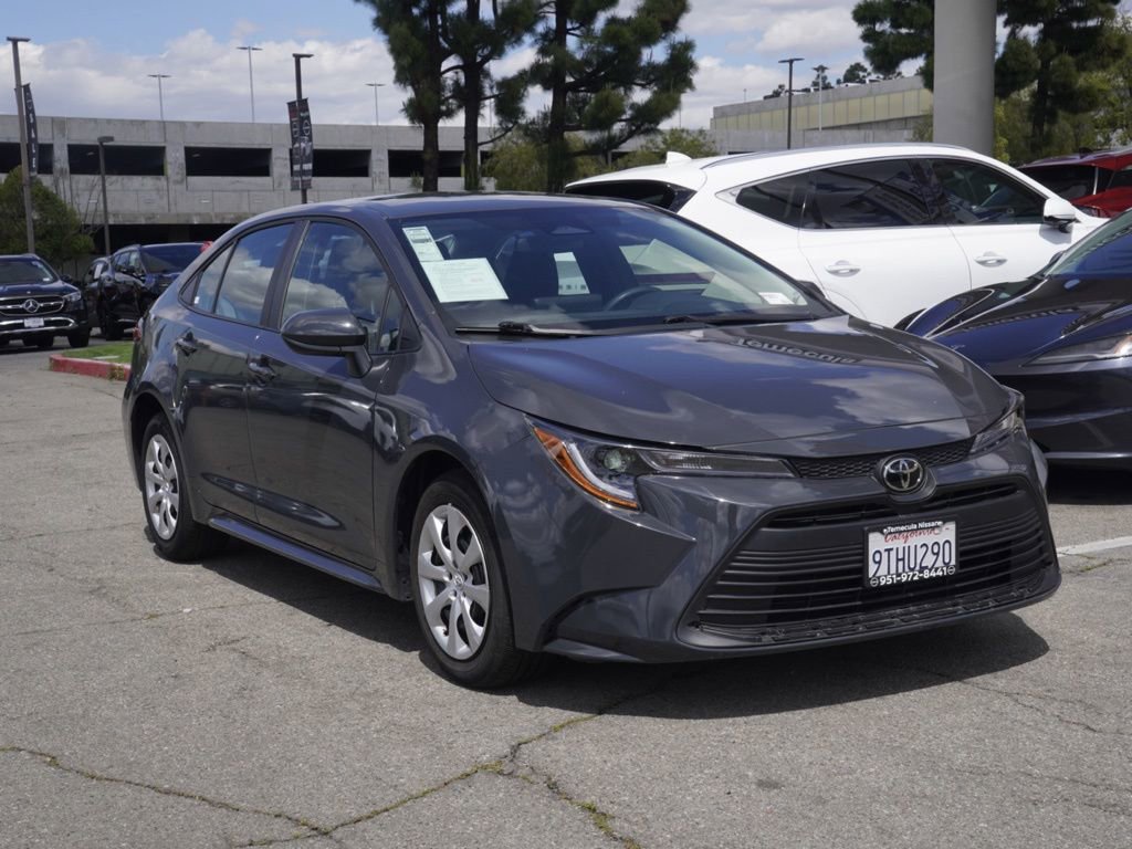 Used 2025 Toyota Corolla LE image 2