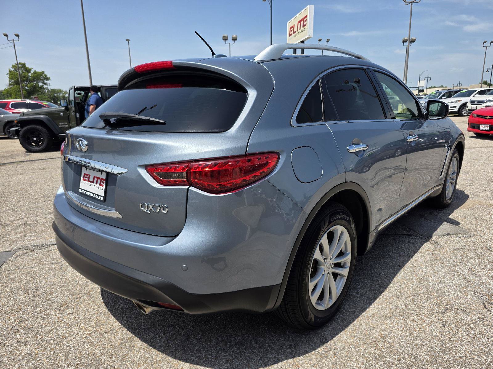 Used 2017 INFINITI QX70 2WD w/ Premium Package image 5