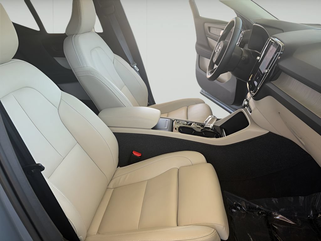 Used 2023 Volvo XC40 B4 Plus w/ Protection Package Premier FWD image 15