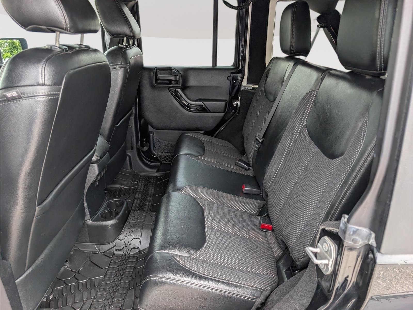 Used 2016 Jeep Wrangler Unlimited Sahara AWD/4WD image 14