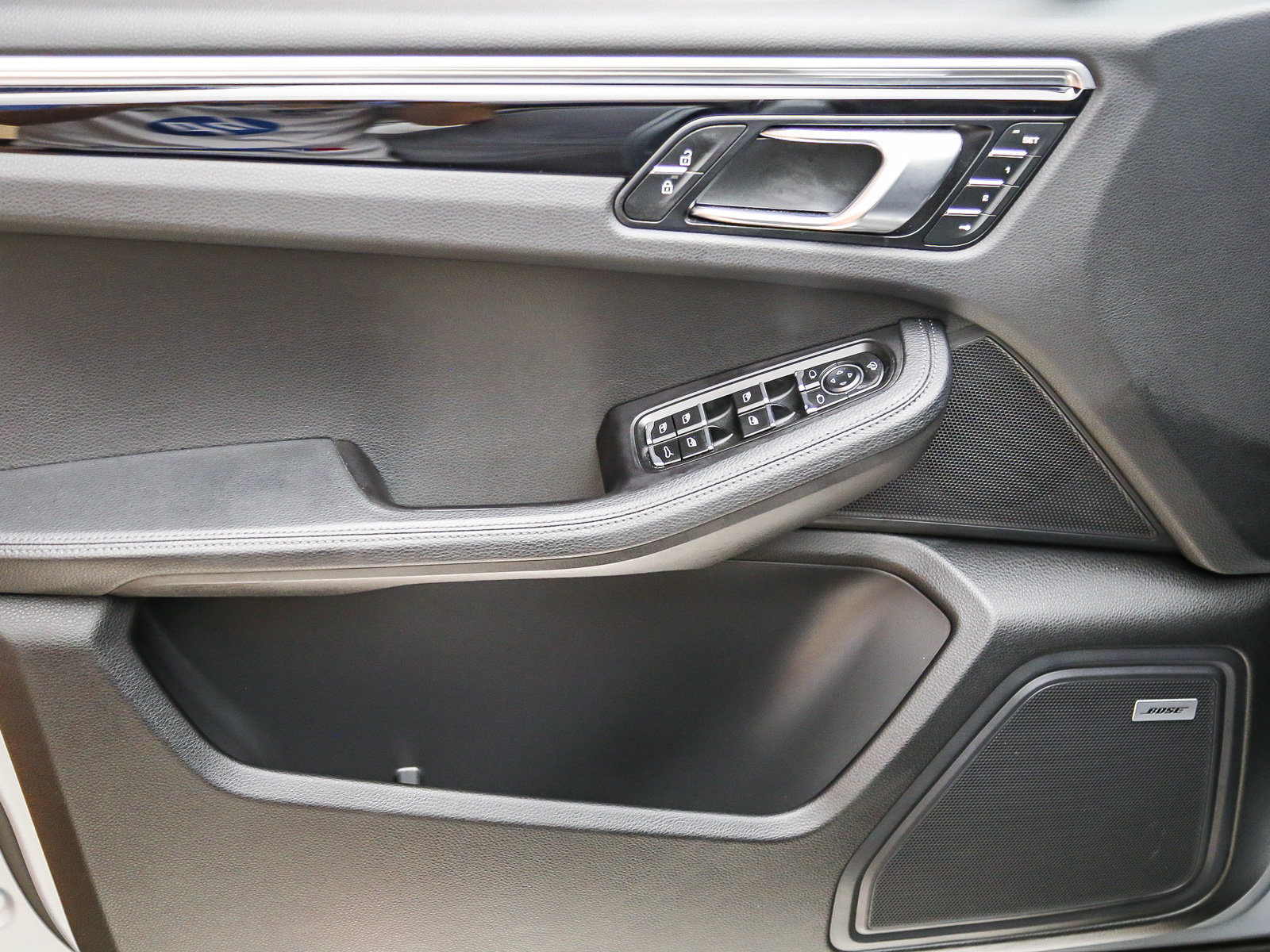 Certified 2022 Porsche Macan AWD/4WD image 27