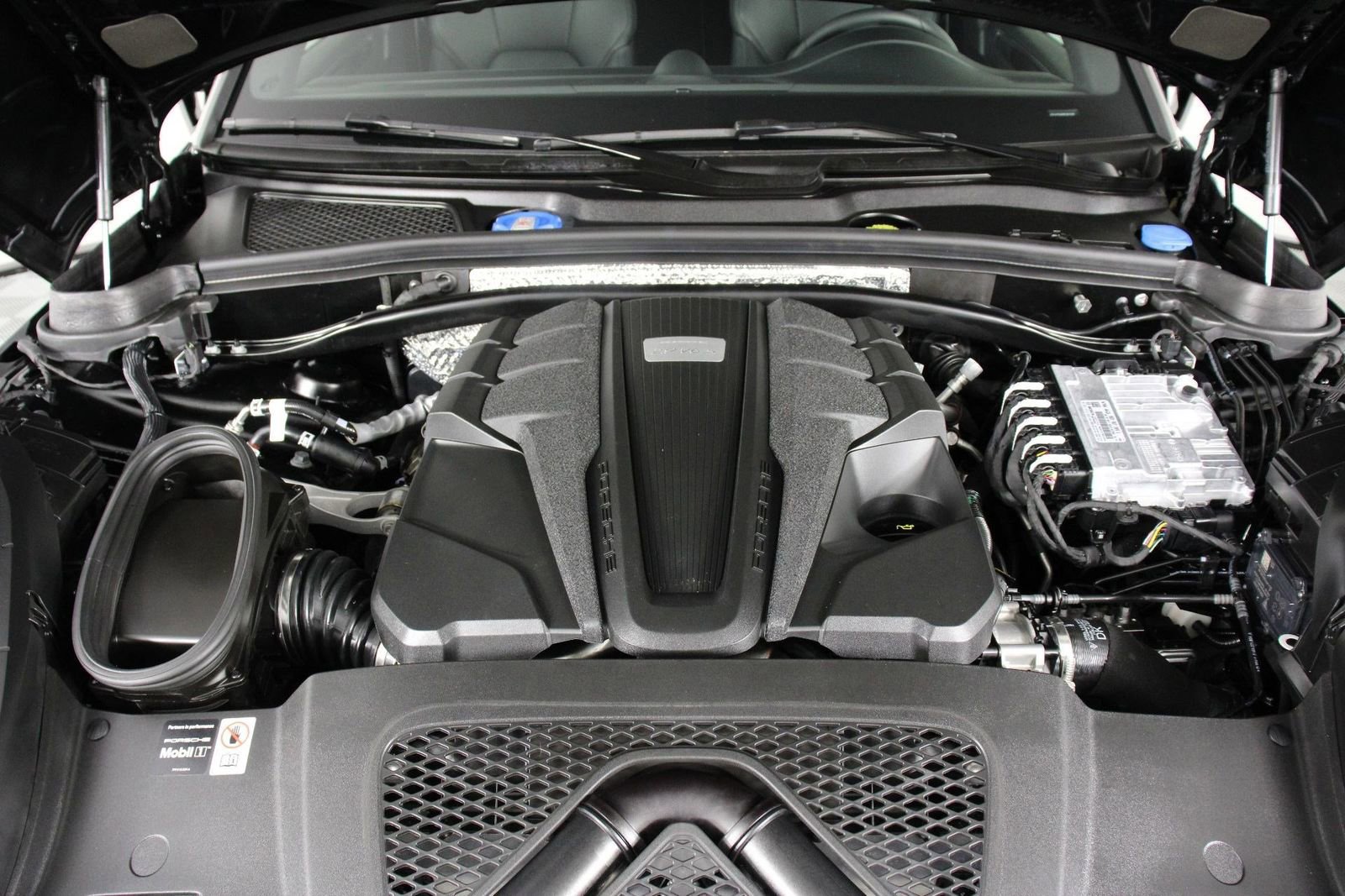 Certified 2025 Porsche Macan S image 26