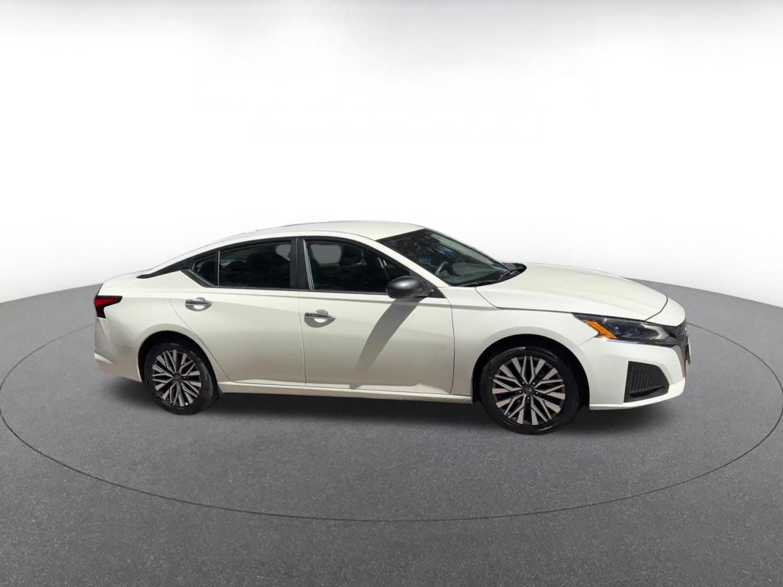 Used 2025 Nissan Altima 2.5 SV FWD image 2