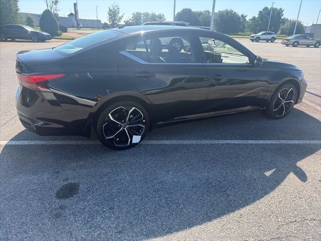 Used 2025 Nissan Altima 2.5 SR FWD image 13