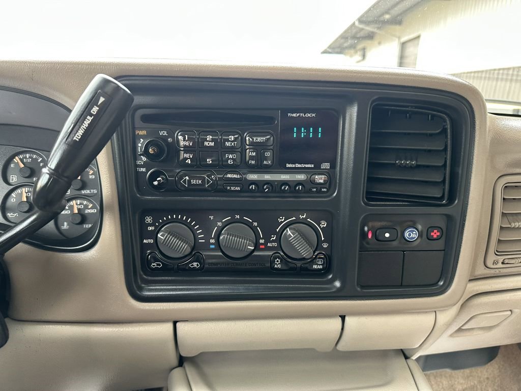 Used 2002 Chevrolet Suburban LT image 23