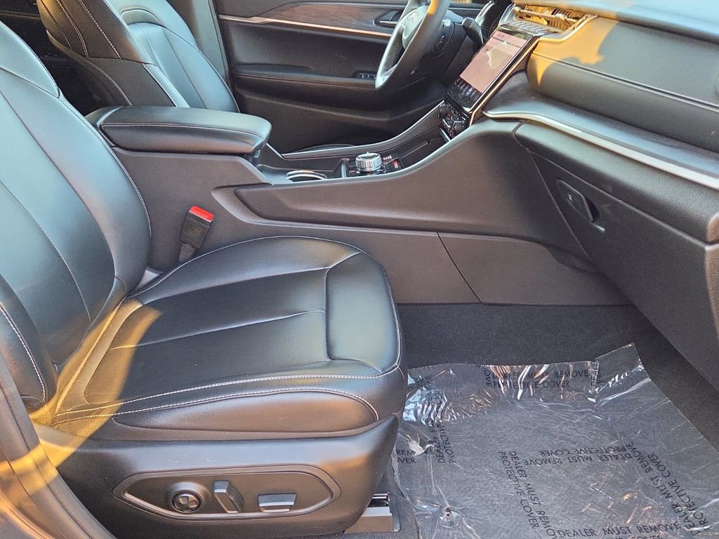 Used 2025 Jeep Grand Cherokee Limited AWD/4WD image 19