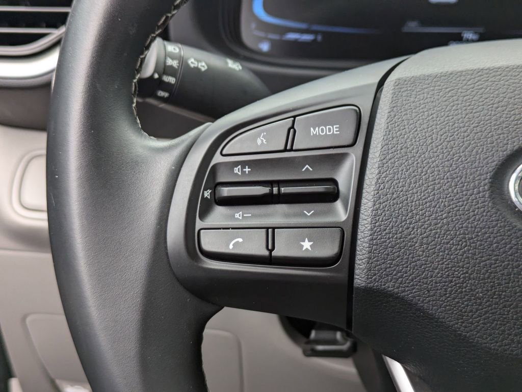Used 2025 Hyundai Venue SEL image 19