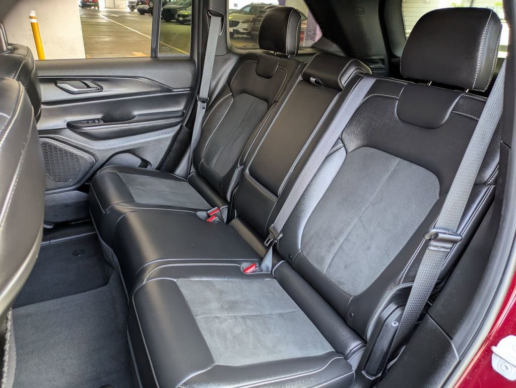 Used 2025 Jeep Grand Cherokee Altitude AWD/4WD image 24