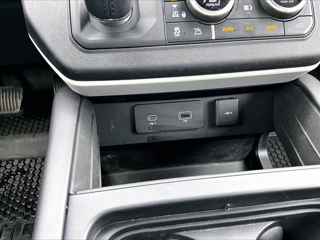 Used 2024 Land Rover Defender 110 SE image 30