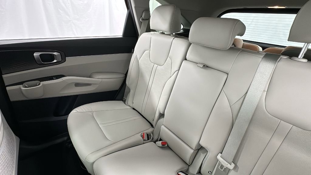 Used 2025 Kia Sorento S image 14