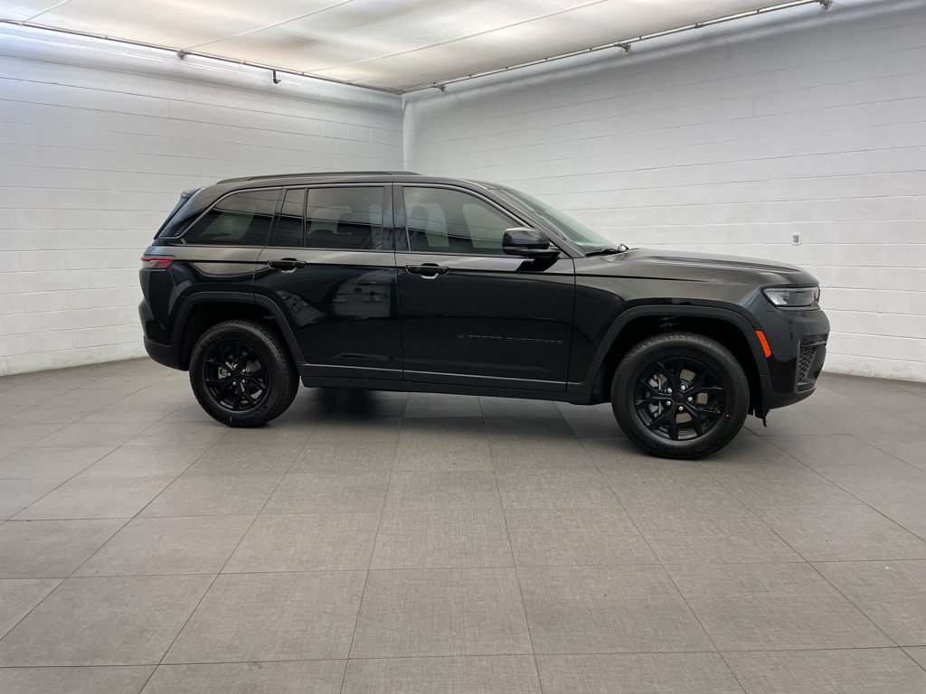 New 2026 Jeep Grand Cherokee Altitude AWD/4WD image 2
