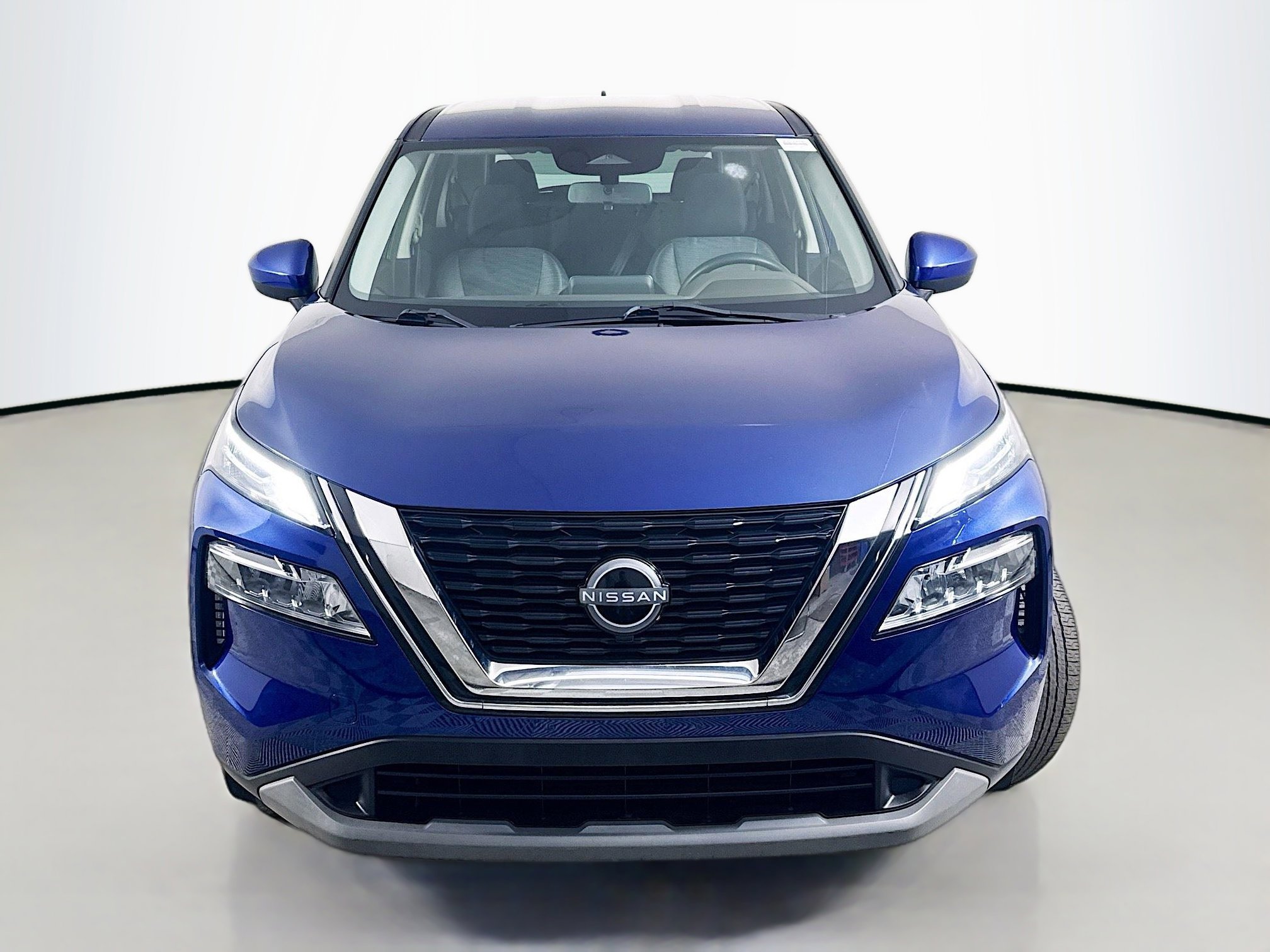 Used 2023 Nissan Rogue SV image 2