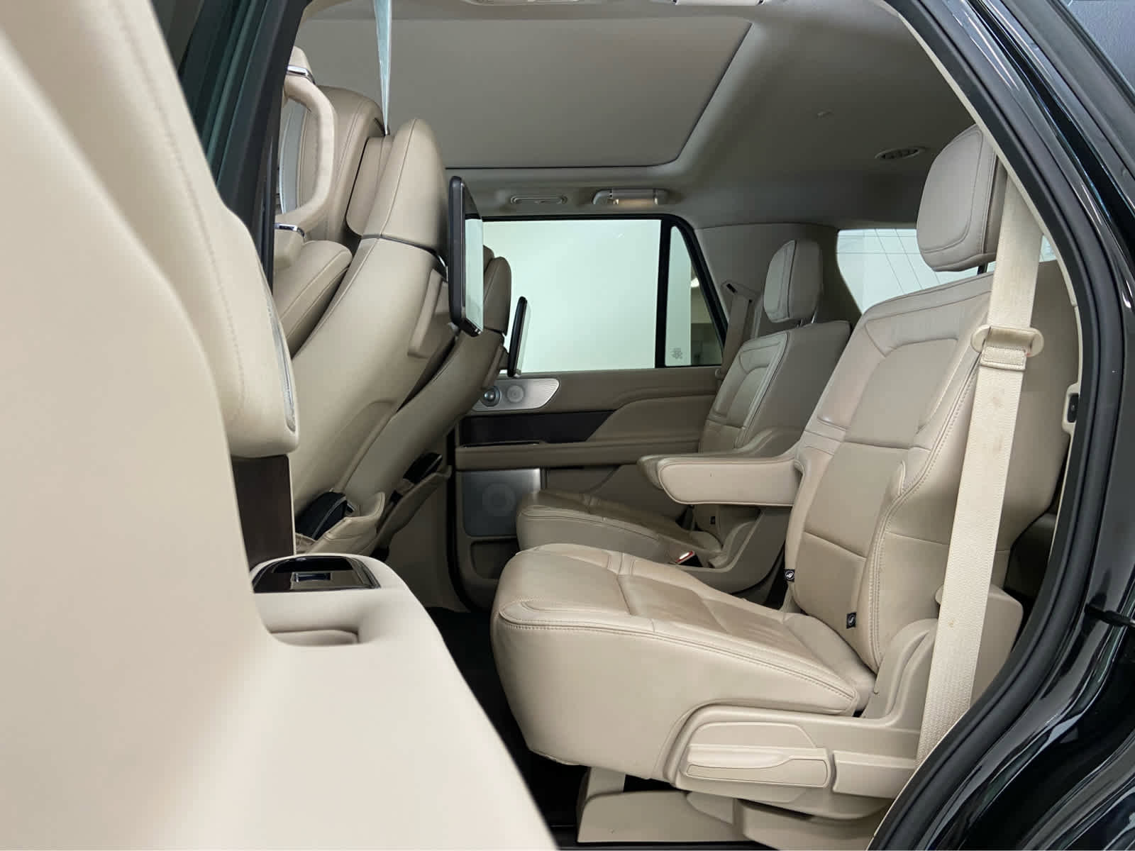 Used 2019 Lincoln Navigator Reserve image 14