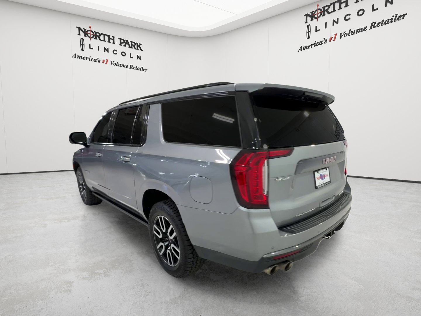 Used 2023 GMC Yukon XL AT4 w/ AT4 Premium Package AWD/4WD image 7