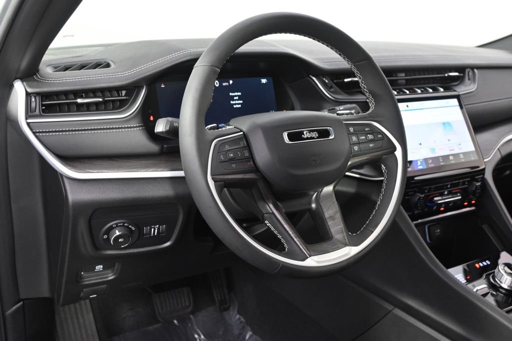 Used 2025 Jeep Grand Cherokee Limited w/ Black Appearance Package AWD/4WD image 11