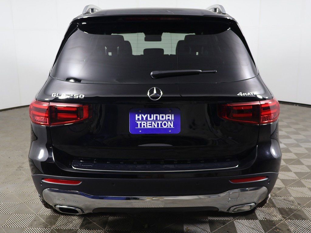 Used 2025 Mercedes-Benz GLB 250 4MATIC image 11