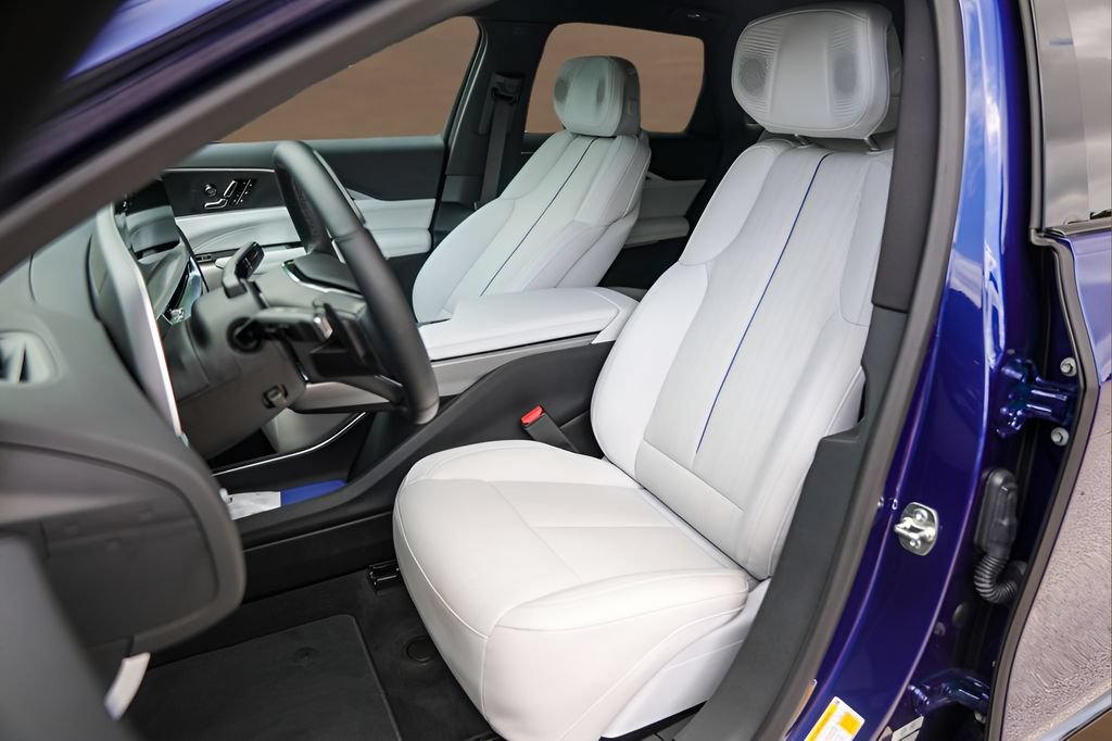 Certified 2025 Cadillac Lyriq Sport w/ LPO, Floor Liner Package AWD/4WD image 7