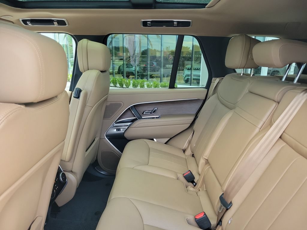 Used 2025 Land Rover Range Rover SE AWD/4WD image 16
