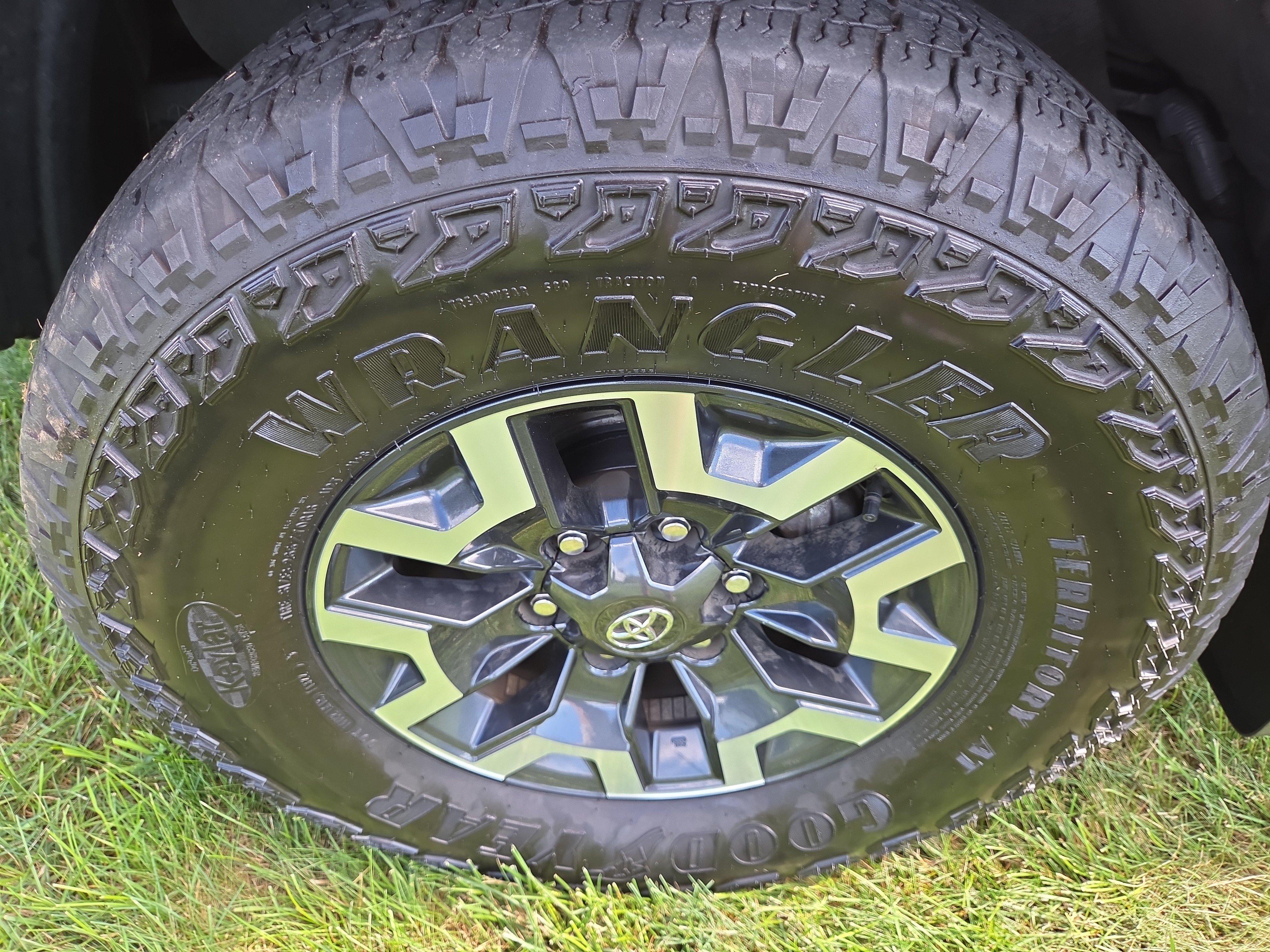 Certified 2022 Toyota Tacoma TRD Off-Road AWD/4WD image 12