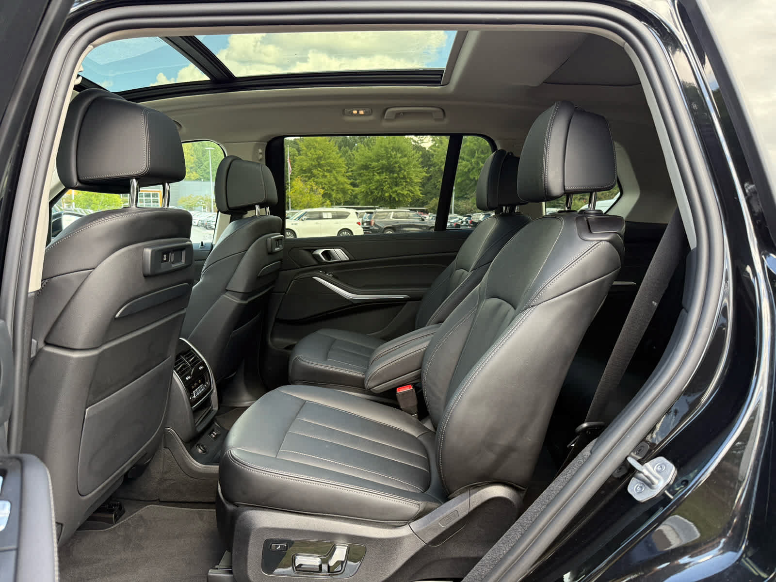 Used 2022 BMW X7 xDrive40i w/ Premium Package AWD/4WD image 25