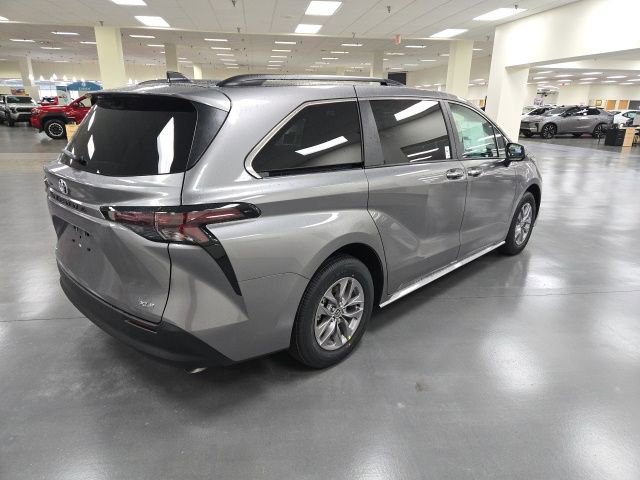 New 2026 Toyota Sienna XLE image 5
