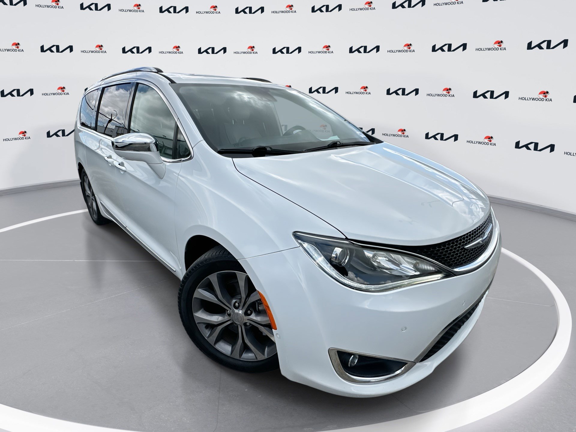 Used 2019 Chrysler Pacifica Limited w/ Tire & Wheel Group