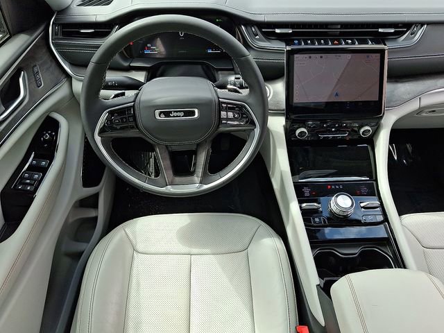 Used 2022 Jeep Grand Cherokee Overland AWD/4WD image 11