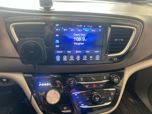 Used 2017 Chrysler Pacifica Touring-L FWD image 19