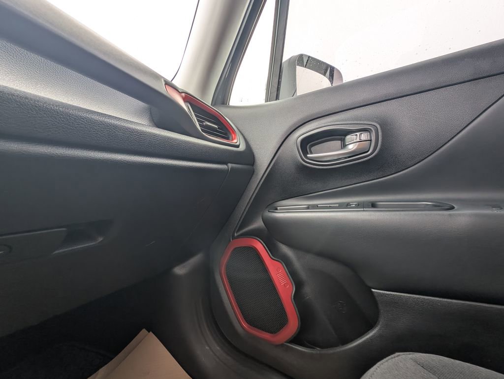 Used 2016 Jeep Renegade Trailhawk AWD/4WD image 35