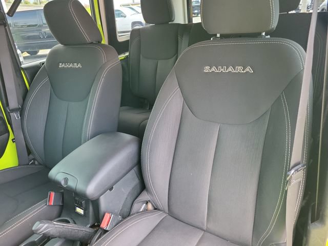 Used 2016 Jeep Wrangler Unlimited Sahara w/ Connectivity Group AWD/4WD image 13