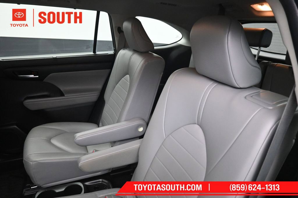 Used 2022 Toyota Highlander XLE AWD/4WD image 25