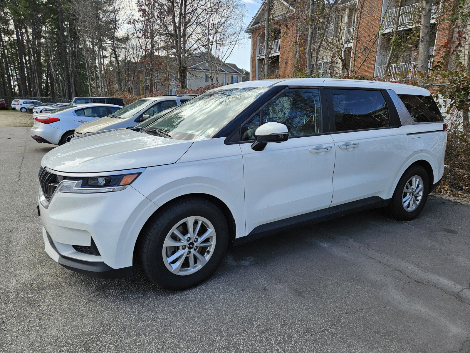 Used 2022 Kia Carnival LX image 8