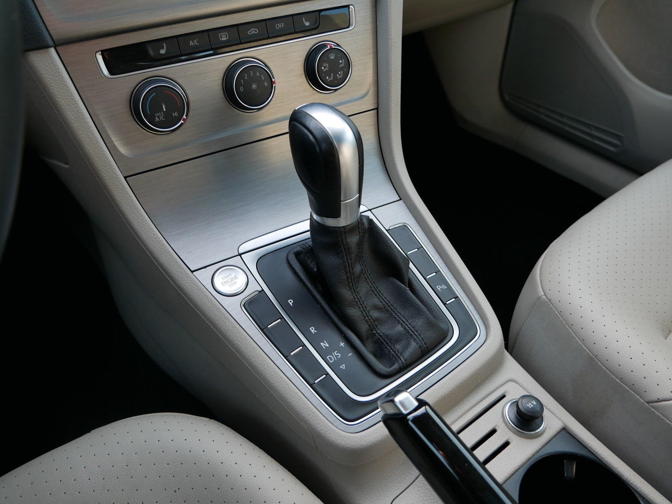 Used 2015 Volkswagen Golf SE image 24