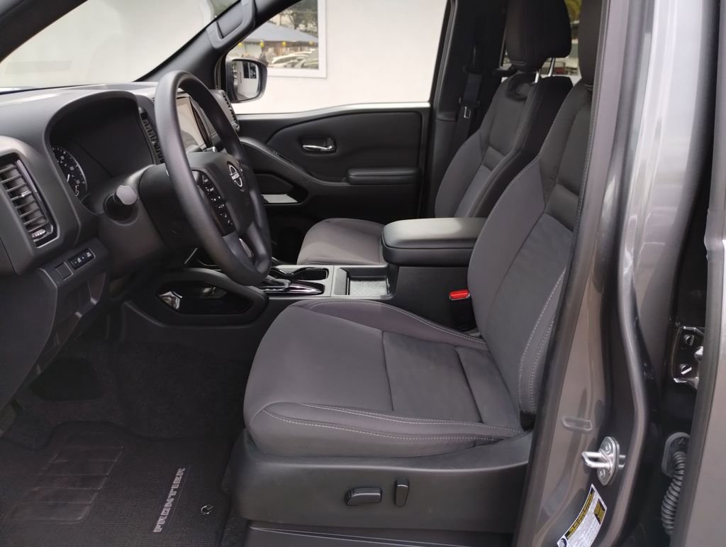 Used 2023 Nissan Frontier SV w/ Midnight Edition Package image 9