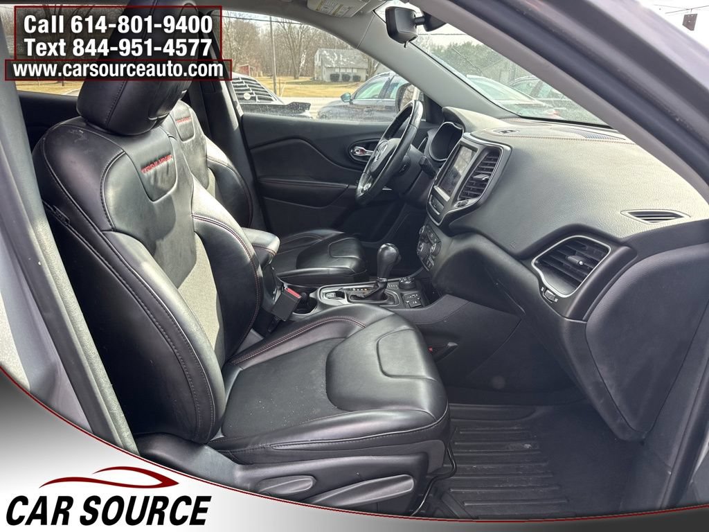 Used 2019 Jeep Cherokee Trailhawk AWD/4WD image 37