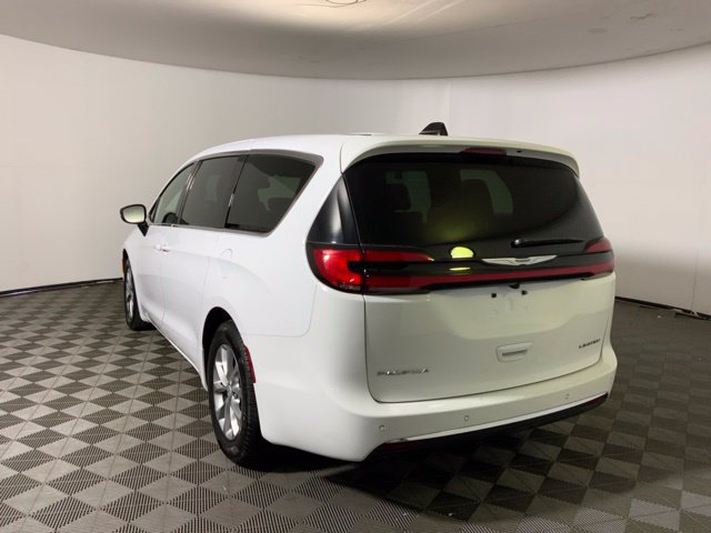 Used 2026 Chrysler Pacifica Limited FWD image 7