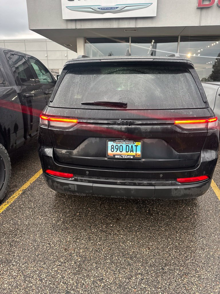 Used 2023 Jeep Grand Cherokee Altitude AWD/4WD image 3