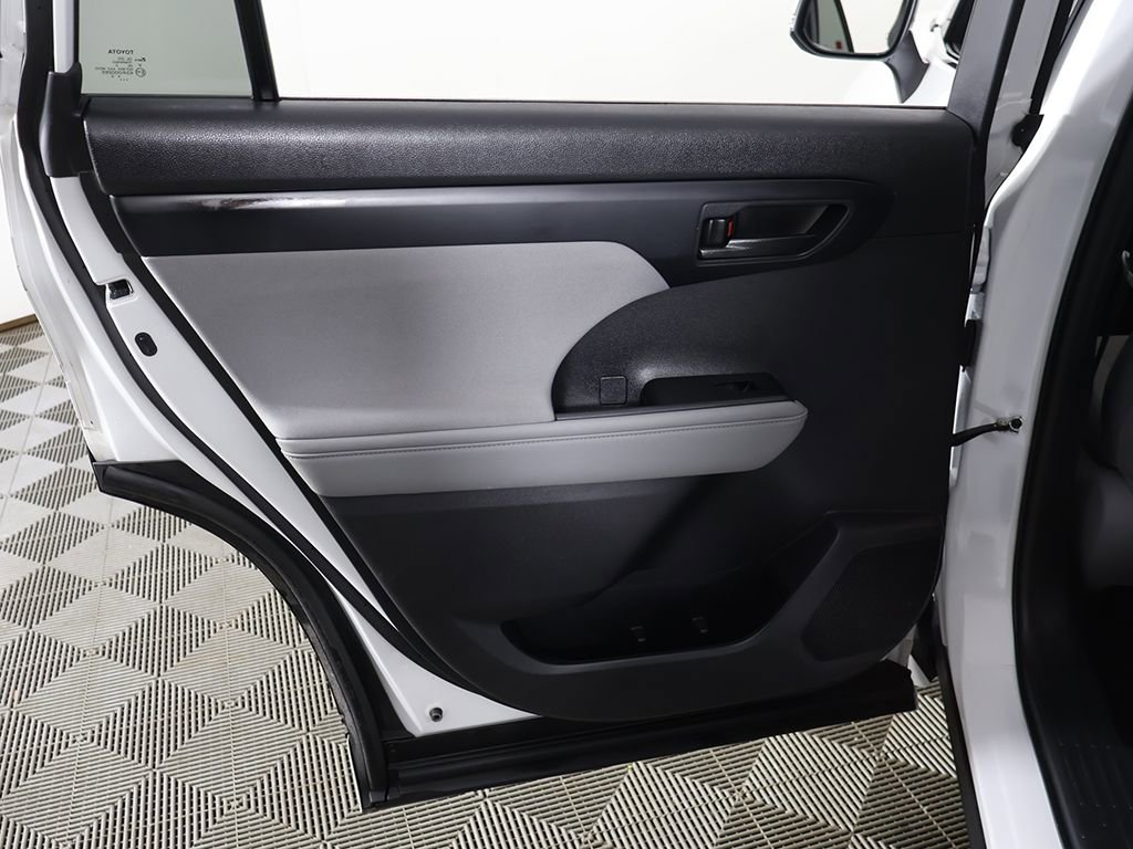 Used 2023 Toyota Highlander L AWD/4WD image 21