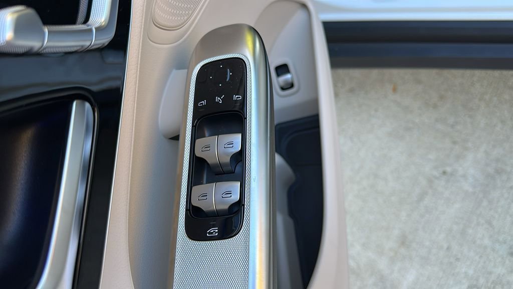 Used 2025 Mercedes-Benz GLC 300 4MATIC image 10