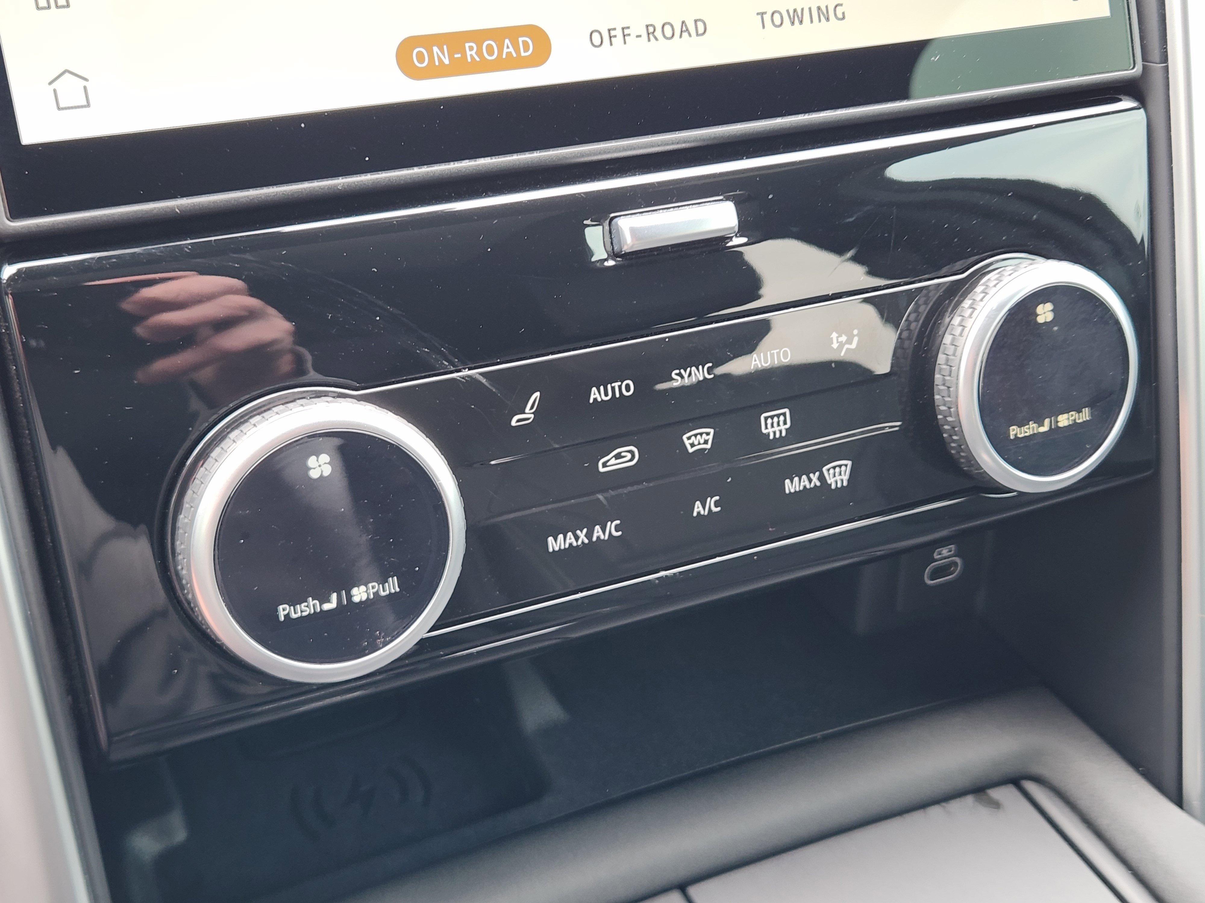 Certified 2025 Land Rover Discovery Dynamic SE AWD/4WD image 16