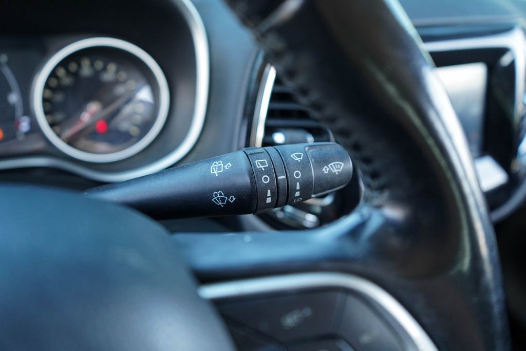 Used 2019 Jeep Compass Latitude FWD image 32
