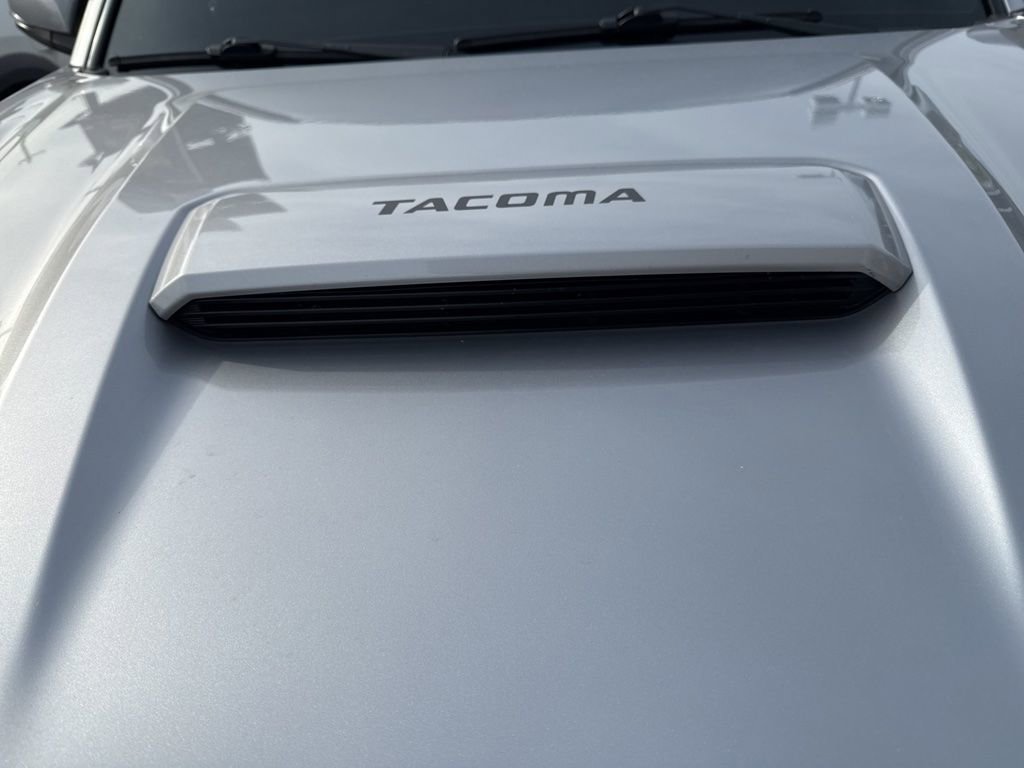 Used 2018 Toyota Tacoma TRD Sport AWD/4WD image 9