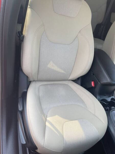 Used 2016 Jeep Cherokee Sport image 11