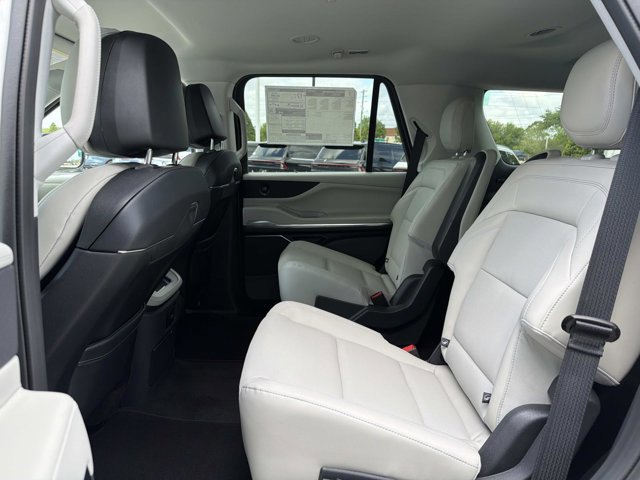 New 2026 Lincoln Navigator Premiere image 16