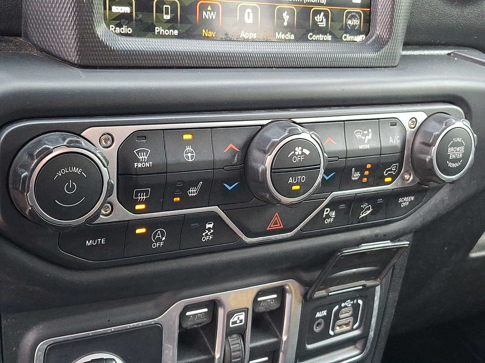 Used 2018 Jeep Wrangler Unlimited Sahara AWD/4WD image 14