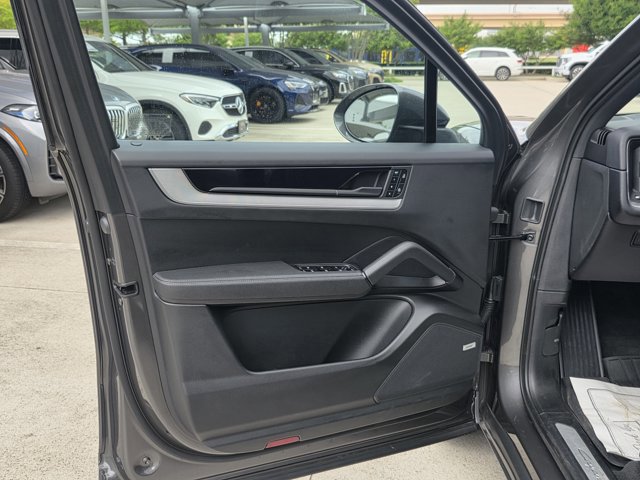 Used 2025 Porsche Cayenne image 12