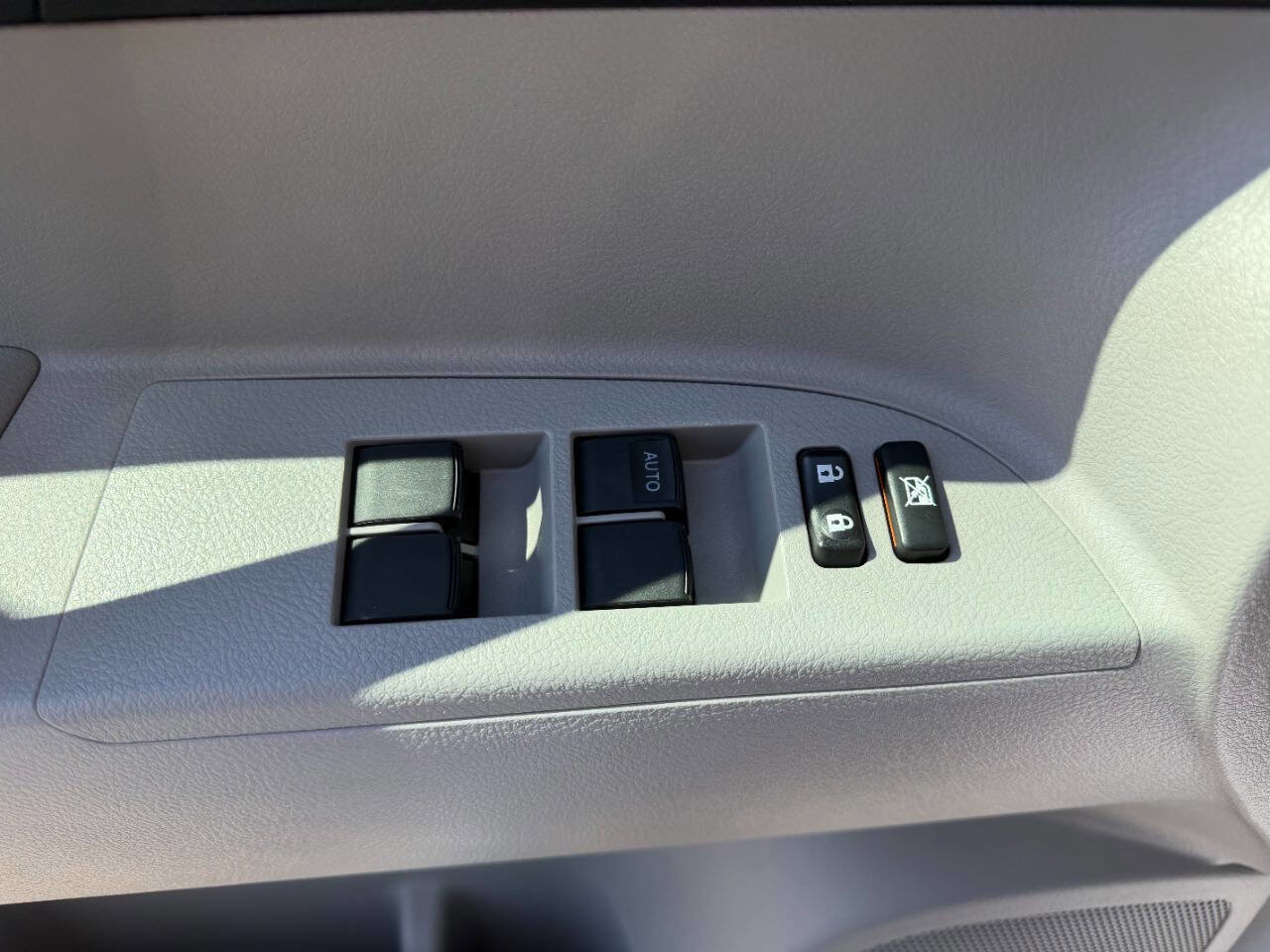 Used 2012 Toyota Highlander SE w/ Tow Pkg image 16