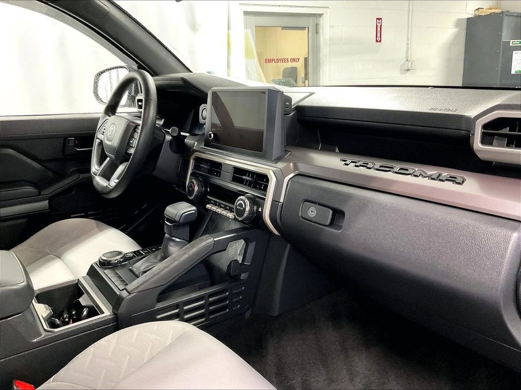 Used 2025 Toyota Tacoma SR5 AWD/4WD image 14
